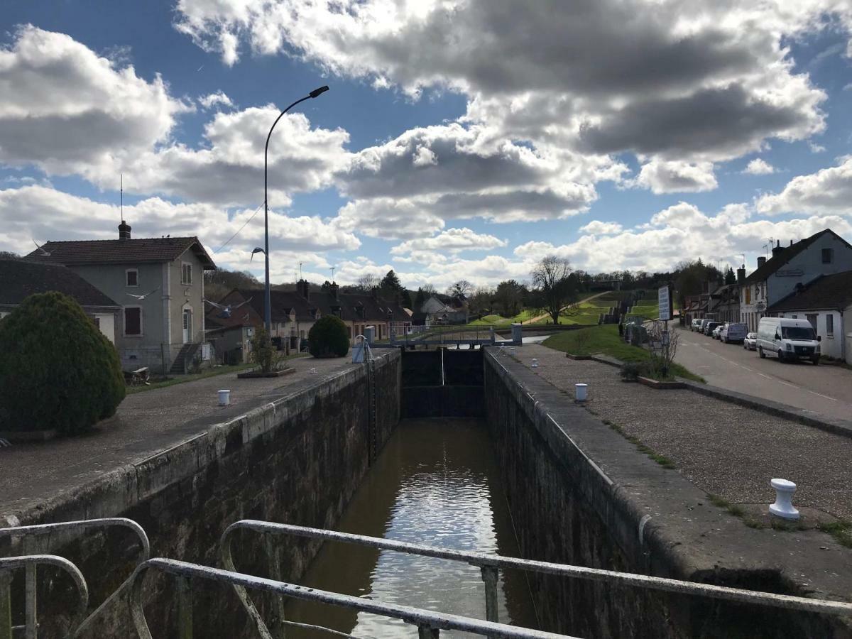 Les Lodges Du Canal Vue Sur Le Canal 罗尼 外观 照片